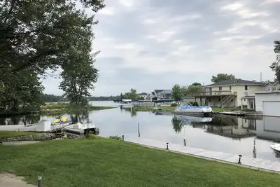Image de Lake Wawasee Cottage avec vue sur Johnson Bay