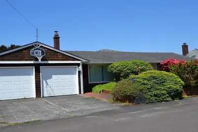 Image de Maison familiale spacieuse et confortable - Près de la plage et; Golf, 1. 5 pâtés de maisons de la plage