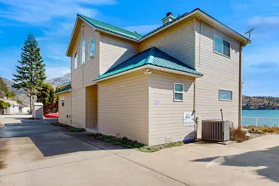 Image de Maison ensoleillée au bord du lac avec immense terrasse, ponton flottant et 3 bouées