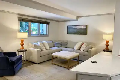 Image de Commodité + Style! 2 grands lits, promenade partout, parking gratuit, casier de rangement