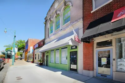 Image de Cool & Unique Condo sur la rue principale