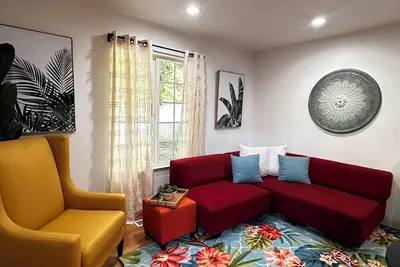 Image de 2b Guesthouse moderne avec tennis, piscine et bain à remous