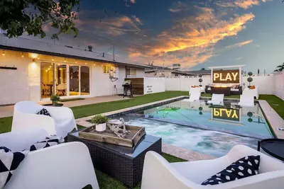 Image de Incroyable Designer Scottsdale Home avec un bain à remous, une belle terrasse, des jeux et du plaisir
