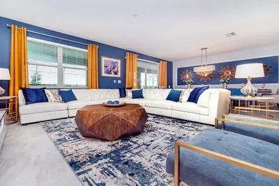 Image de ChampionsGate Luxury Home, piscine privée avec vue sur le golf, salle de jeux, proche de Disney