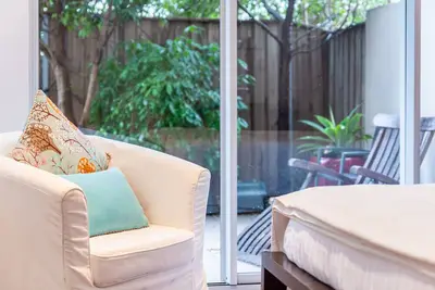 Image de Appartement moderne avec grande cour et distance de marche de la plage de Bondi