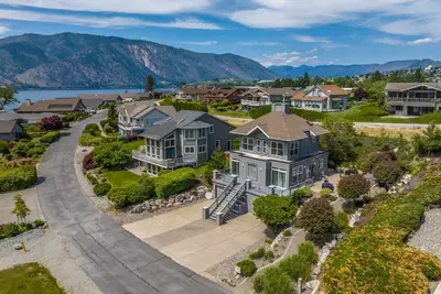 Image de Nouvelle propriété! Maison au bord du lac avec bain à remous privé, accès à la plage et à la piscine communautaire!