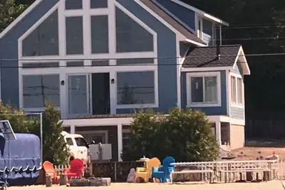 Image de Crystal Lake magnifique front de plage de sable privée.