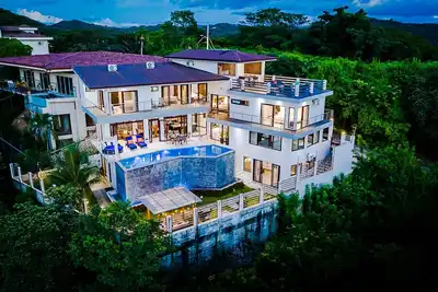 Image de Vues spectaculaires sur l'océan! À distance de marche de la ville! Incroyable terrasse sur le toit!