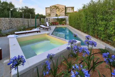 Image de Villa à Šibenik avec piscine près de la mer