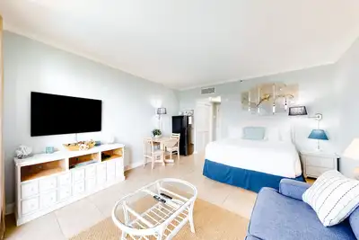 Image de Efficacité côtière confortable avec kitchenette, balcon avec vue imprenable et piscine partagée