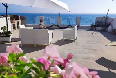 Image de \"Villa sur la mer 4-6 places\" terrasse wifi, barbecue, chaises longues, kaiak