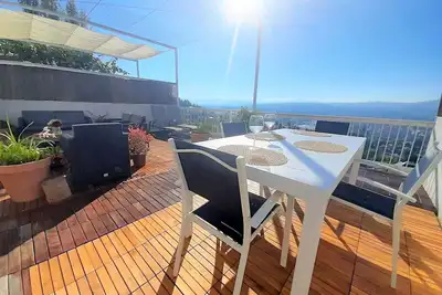 Concevez et détendez-vous dans un chalet dans un quartier exclusif mais très proche de la mer, central.