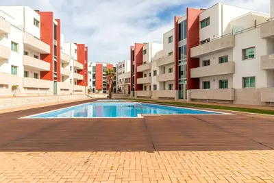 Image de Luxo Appartement en copropriété daté avec piscine