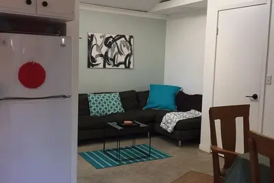 Image de Cottage isolé et isolé à 1/2 pâté de maisons du campus de Stanford