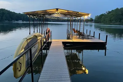 Image de Nouveau sur Vrbo! L'eau profonde avec des vues incroyables. 2 paddle boards pour votre usage.