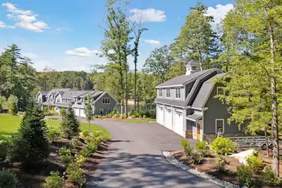 Image de Amazing Waterfront Estate; plus de 2, 5 acres privés avec plus de 260 pi de rivage