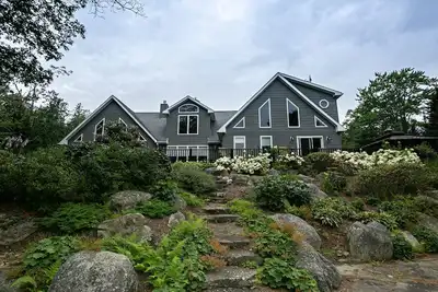 Image de Maison isolée en bord de mer avec une vue imprenable sur la baie et un accès facile au rivage