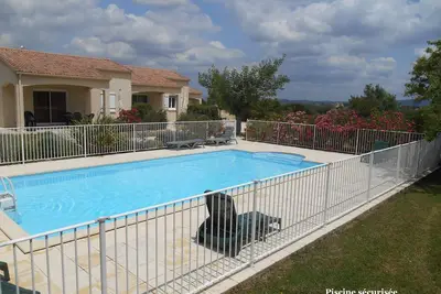 Image de Air-conditioned semi-detached house, 5 persons, Swimming pool, Gard limite Ardèche, Uzès
