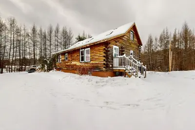 Image de Belle maison en bois rond avec terrasse - parfaite pour les amateurs de plein air, les chiens Ok!
