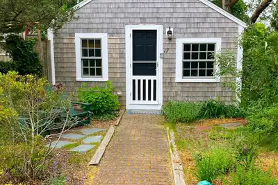 Image de Cottage West End: Charme, intimité et pourtant proche de tout.