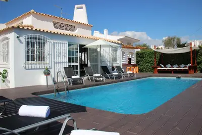 Confortable Cosy 5 Bedroom Villa Near The Strip And The Beach  w Private  Pool