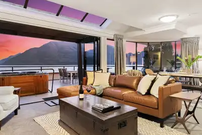 Image de Luxe central au 408 The Beacon | Bain à remous | Moderne et contemporain