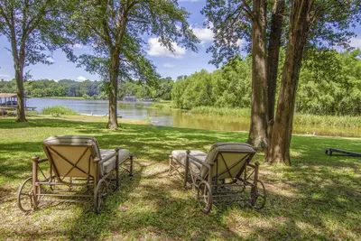Image de Cabine au bord de l'eau au bord de l'eau, des tonnes d'arbres et des tonnes de plaisir!