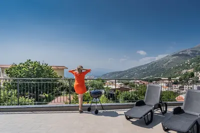 Image de Newly refurbished apartment with a private panoramic terrace near Sorrento