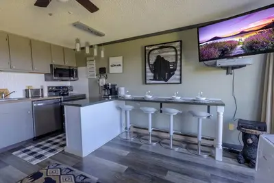 Image de Vue sur les montagnes, skis aux pieds, prix avantageux, dans le village, parking Pvt, 1br / 1ba