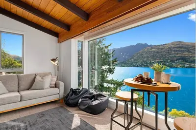 Image de Queenstown Lakefront Dream - Piscine spa privée, accès direct à la piste du lac