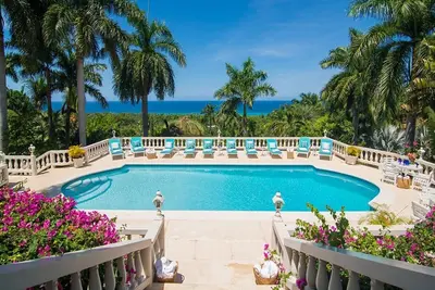 Villa de luxe de 7 chambres à coucher en Jamaïque avec piscine privée et personnel complet