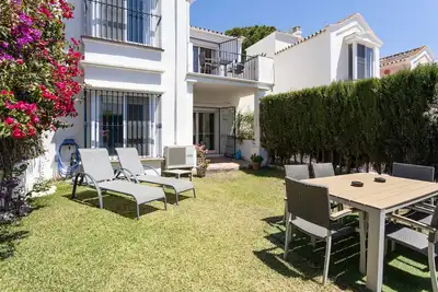 Image de Maison de vacances avec jardin privé à 5 minutes de puerto bañus et de la plage