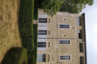 Image de grand appartement rdc dans ancien prieuré des évêques. Parc splendide.