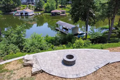 Image de Spacieux maison au bord du lac w / quai de bateau, foyer et table de billard - chiens Ok!