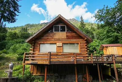 Image de Cabine accueillante pour les chiens avec une superbe terrasse, vue partielle sur le lac et accès à la plage