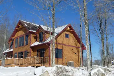 Image de Bear on Mountain offre une cabane en rondins exquise sur Wisp Mountain