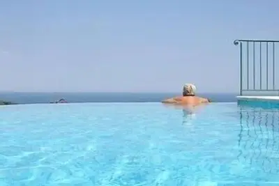 Image de Villa, vue spectaculaire sur la Méditerranée, piscine à débordement.