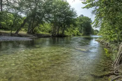 Image de La Vida La Frio (The Frio Life) est une nouvelle maison de 6 chambres / 4 salles de bain sur la rivière Frio