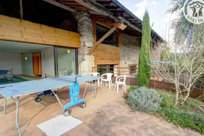 Image de Gîte spacieux avec piscine privée et animaux admis à Saint-Priest-la-Prugne