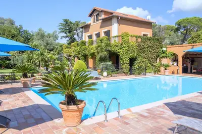 Image de Villa climatisée de 240m2 proche des plages, piscine et jardin privé - 9 pers