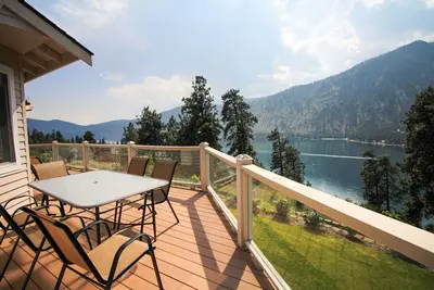 Image de Maison spacieuse acceptant les chiens avec vue sur le lac, terrasse enveloppante et bain à remous