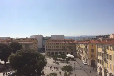 Image de Sur la place Garibaldi - 3 pièces de charme dans un immeuble historique