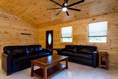 Image de Cayuga Lake Cabins, maison magnifique Log Cabin, Cabine C, foyer, chien amical
