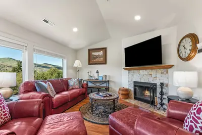 Image de Évadez-vous au lac au Park Pointe A 302, piscine communautaire et à distance de marche du lac!