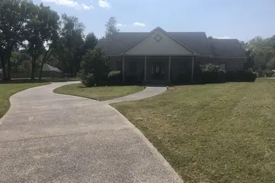 Image de Maison de style familial à un niveau avec une touche moderne sur un terrain d'un acre et très agréable.