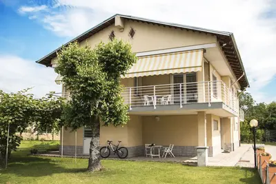 Image de Villa Gemma, la maison, dans les Langhe, de vos vacances avec piscine et vélos.