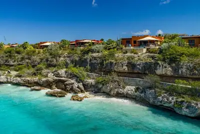 Image de Villa Adobe Style Oceanfront avec piscine privée