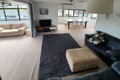 Image de Spacieuse maison peut confortablement adapter deux familles, excellent emplacement et comprend le WiFi