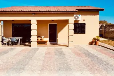 Image de Makeni Cottage - Maison neuve entièrement meublée de 2 chambres à coucher