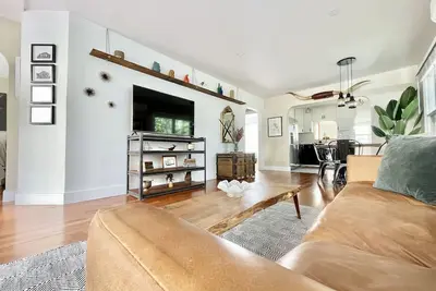 Image de Évasion moderne du milieu du siècle à Seattle